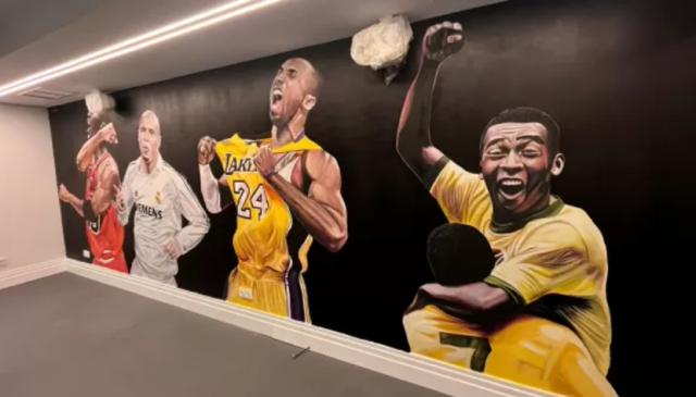 维尼修斯健身房壁画上有谁？致敬贝利！C罗后补的！